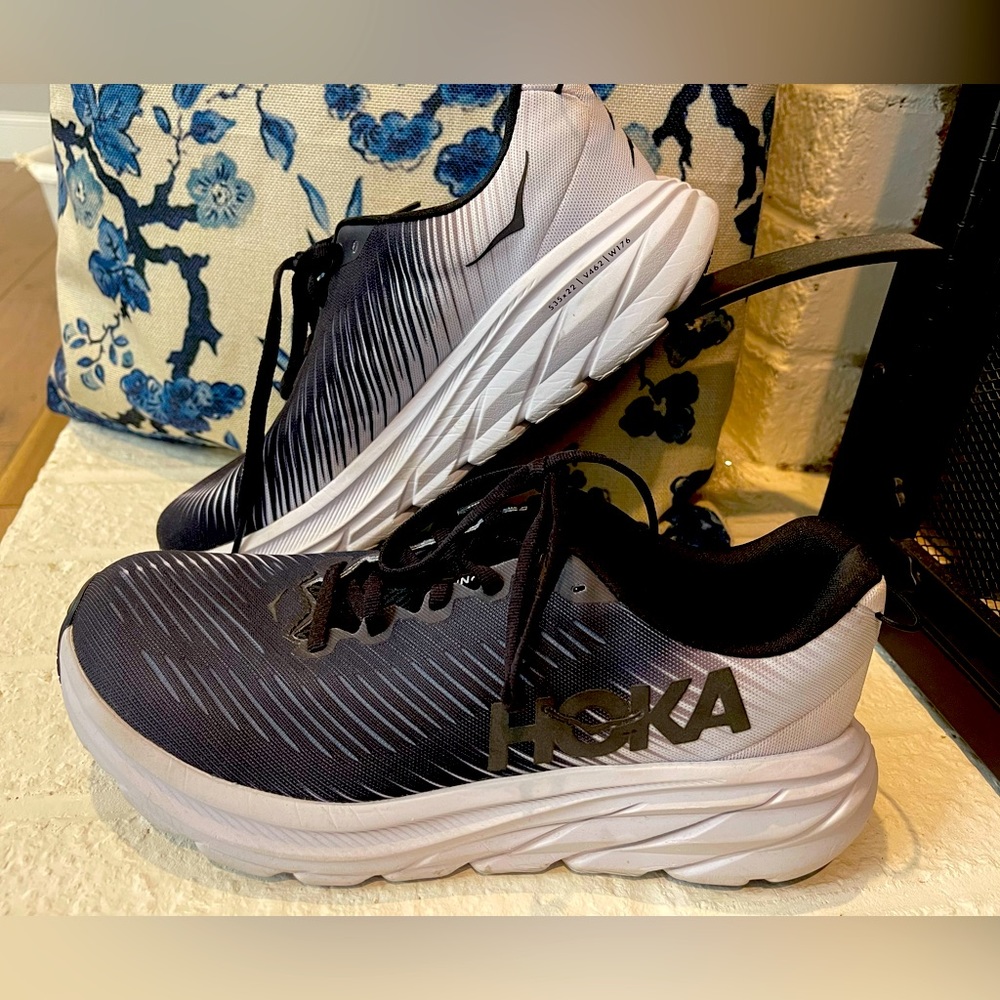 Women’s 8.5 HOKA shoes